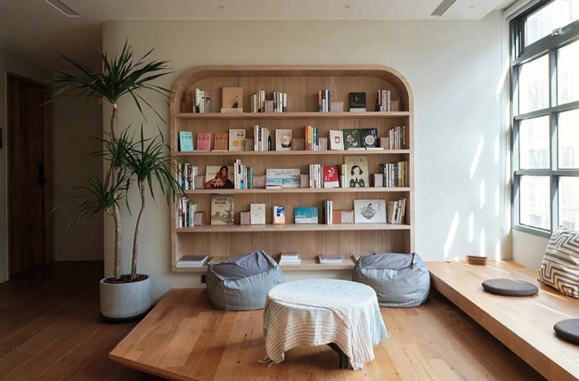 如何利用客廳+地臺打造無電視機客廳?