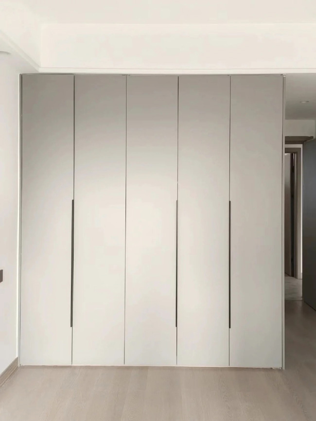臥室一門(mén)到頂衣柜