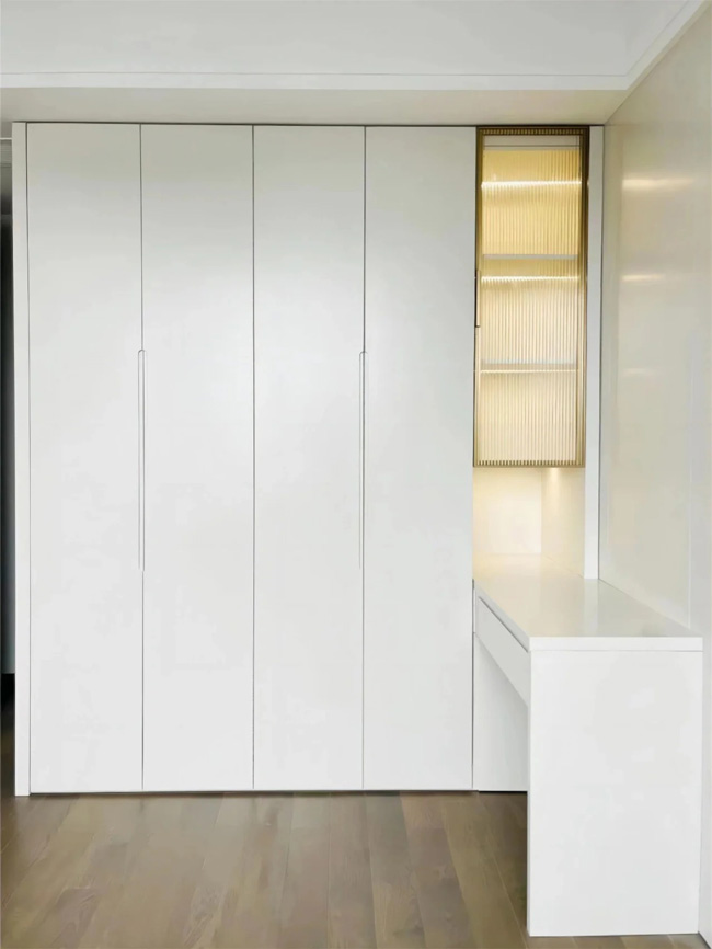 臥室一門(mén)到頂衣柜