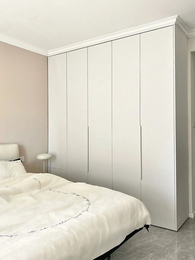 臥室一門(mén)到頂衣柜